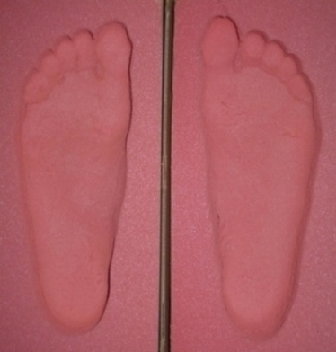 Abdruckkiste rosa mit ein Paar Füße