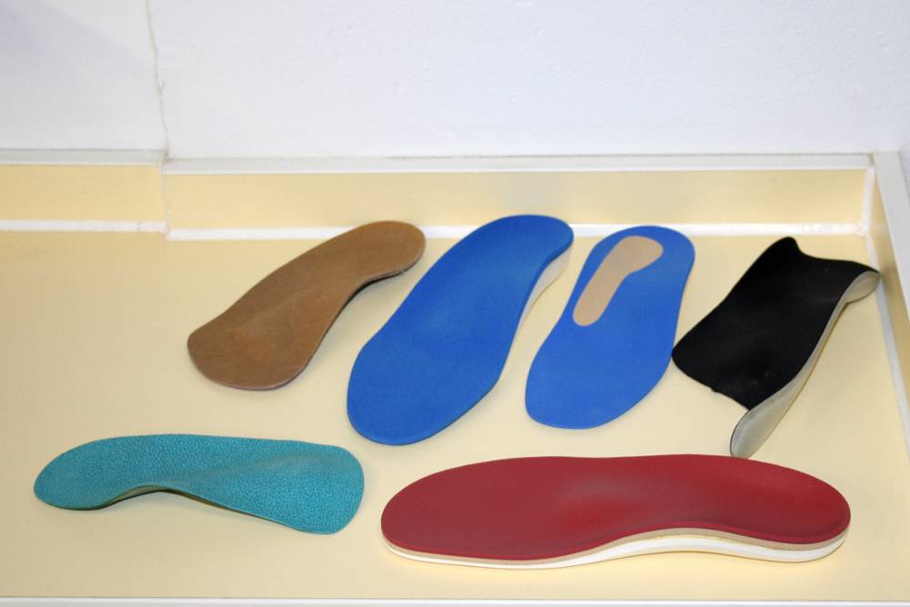 Eine Auswahl verschiedener orthopädischer Einlagen.