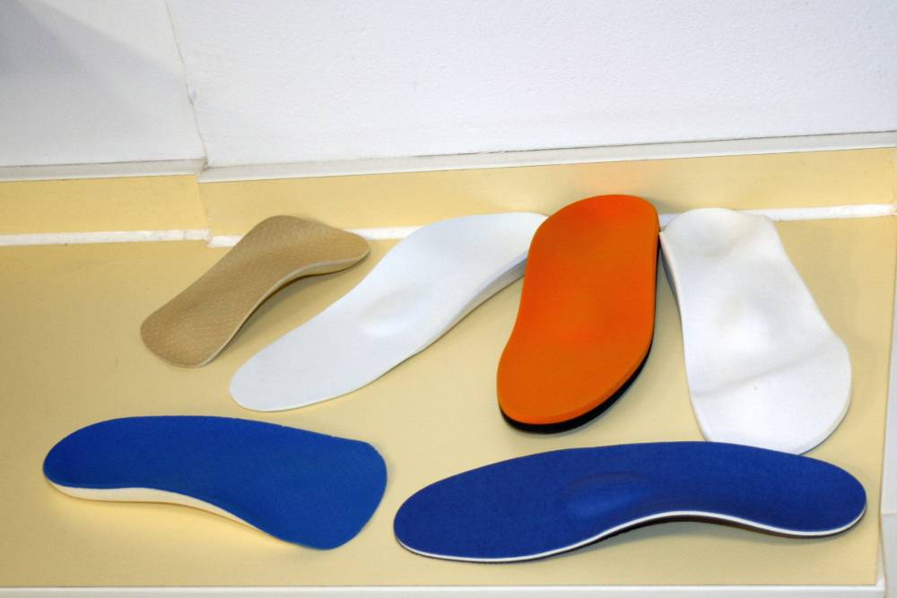 Unterschiedliche Arten orthopädischer Einlagen.