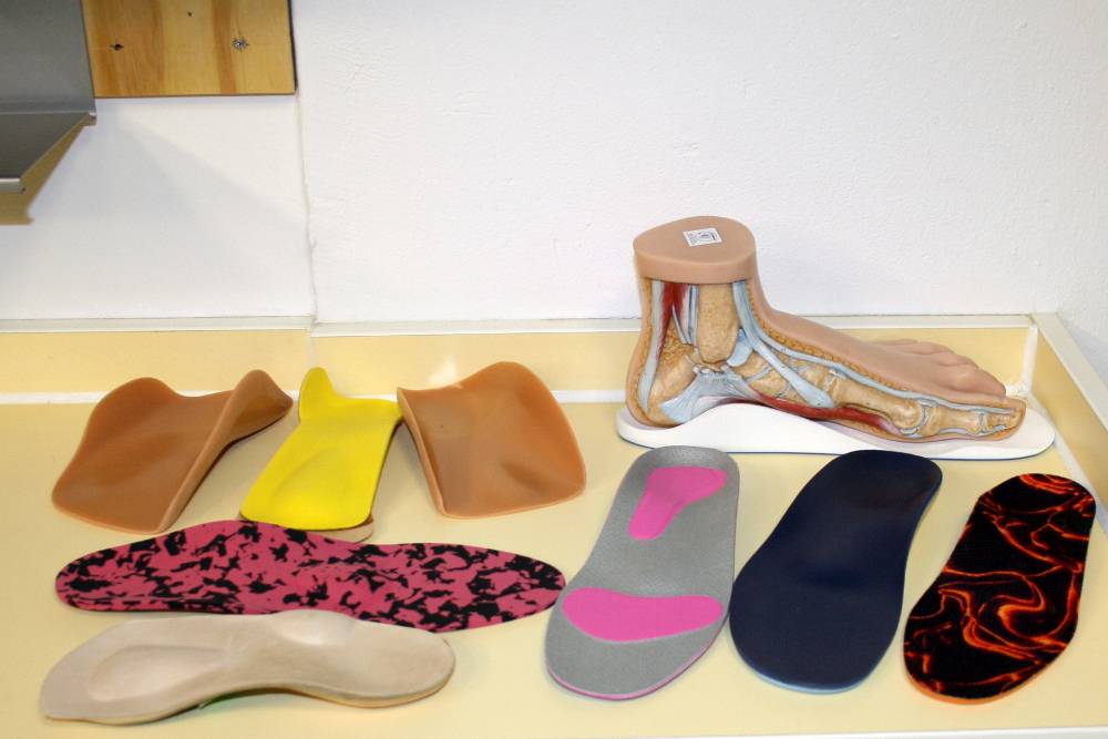 Verschiedenartige orthopädische Einlagen.
