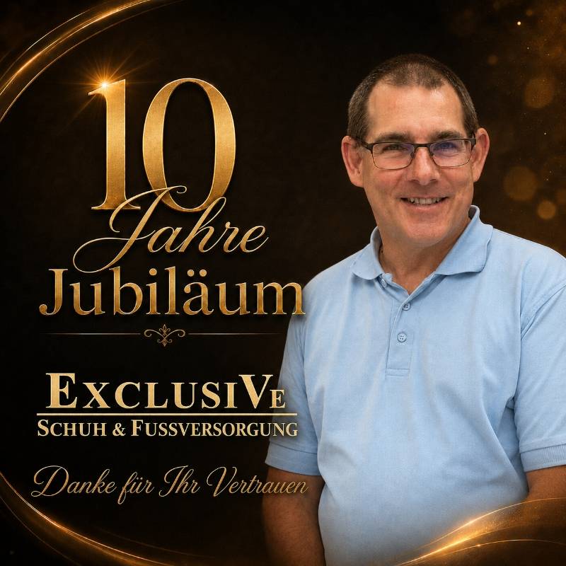 Jubiläumsbild zum 10-jährigen Bestehen von EXCLUSIVe Schuh & Fußversorgung mit Florian Cromm vor einem eleganten schwarz-goldenen Hintergrund.