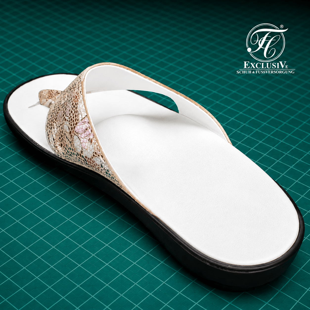 Algemare Pantolette mit individuell angepasster orthopädischer Einlage nach Maß für hohen Gehkomfort und optimale Fußunterstützung.