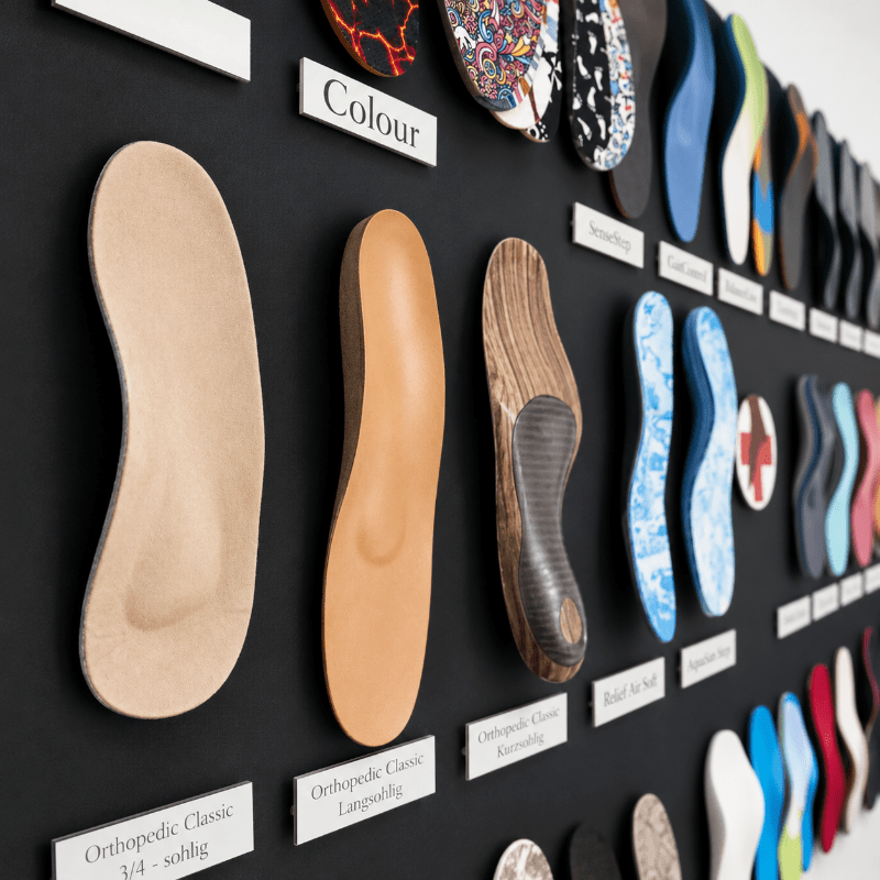 Orthopädische Einlagen – Modellübersicht Übersicht verschiedener orthopädischer Einlagenmodelle und Bezugsmaterialien in der Werkstatt von EXCLUSIVe Schuh & Fußversorgung.
