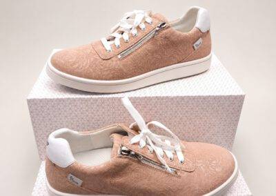 UXGO MEGHAN Damen-Bequemschuh in Rosé mit eleganter Rosenprägung aus Leder, Größe 40, Weite G (normal).